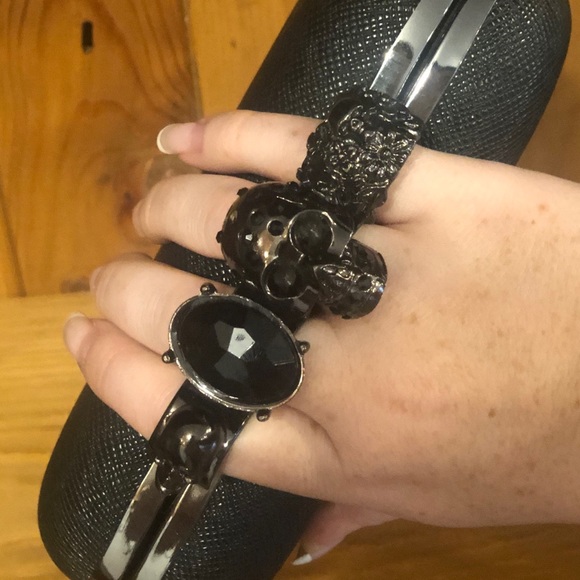Black Skull Ring Clutch - Picture 3 of 4